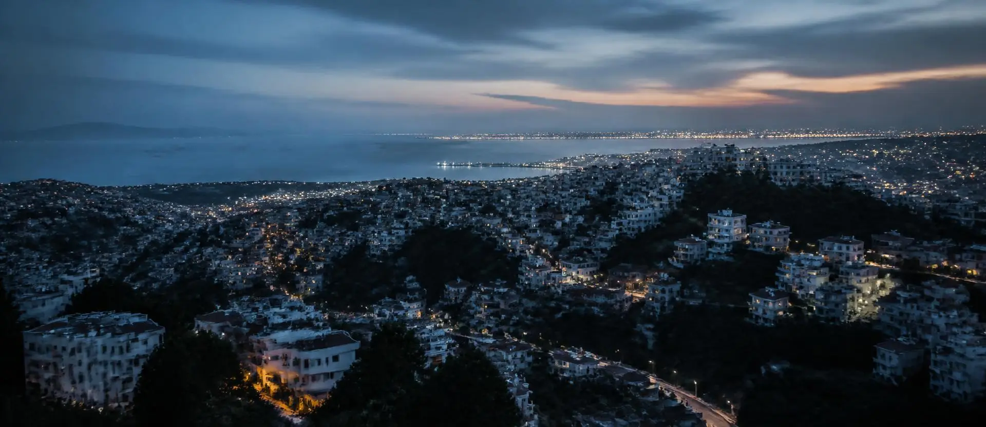 Vue aérienne d'un quartier résidentiel d'Alger à l'heure bleue